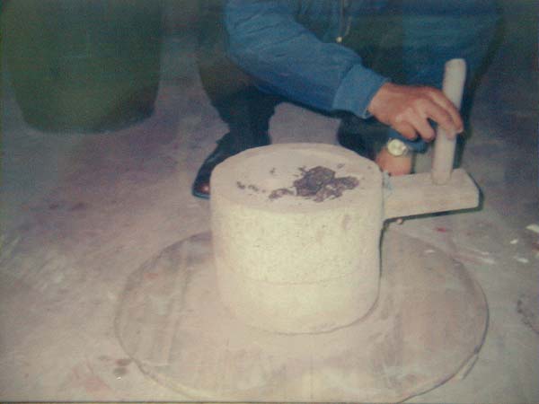 紫砂以手工练泥之过程介绍