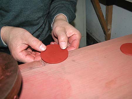 42、将壶口里片用手平均的整出上凸下凹的微拱形圆片，以使接合壶口后形成壶口里片不致内陷的情形。