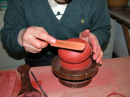 45、再用“小竹插” 來壓緊並進行細部整飾壺口黏合處。