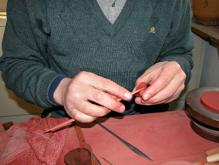 81、用“竹尖刀”修整出壶嘴线条。