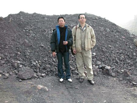 左方為阿毅，右方為古農真壺創辦人余啟任，兩人的後方為清水泥的原礦風化場。
