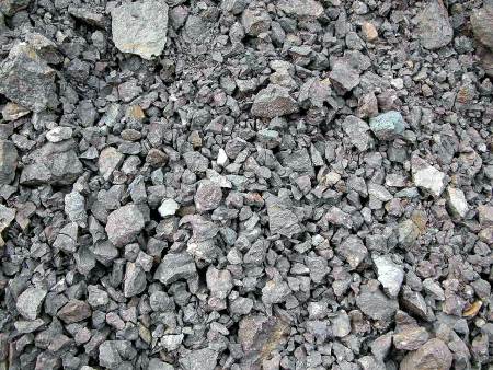 图为原矿风化场中所摄，是紫泥矿风化多年后，已崩解成小颗粒(如花生米)般的大小。(一般均需风化多年始用较佳。)