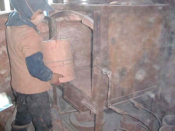 4.入窯鍛燒：將曬乾後之泥片裝缽入窯鍛燒，以提高泥料之成型強度，與縮減變形、收縮率。