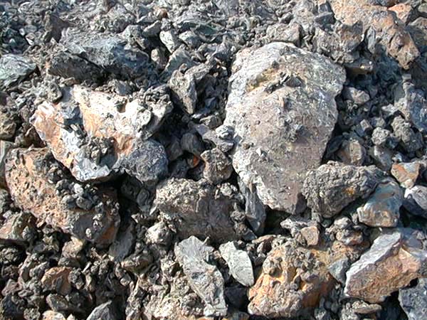 图为黄龙山之露天矿场刚采出之紫砂原矿特写。(摄于2001年1月12日)