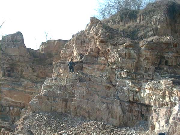 图为黄龙山之露天矿场，于石英石矿之底层即为紫砂泥。(摄于2001年1月12日)