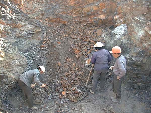 黄龙山露天矿场作业特写(摄于2001年1月12日)