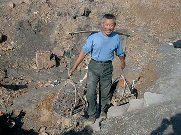 黄龙山露天矿场作业特写(摄于2001年1月12日)