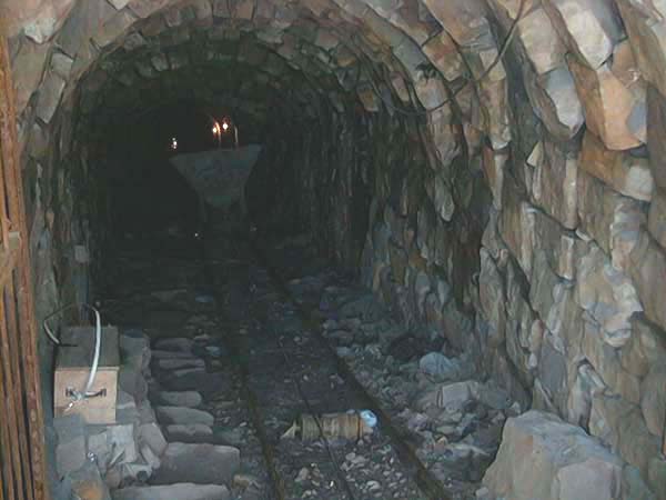 黃龍山礦洞內深入地底數百公尺，黑暗深遂，不可測底！