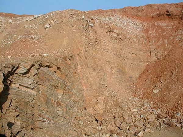 宜興趙庄山嫩泥礦位於丁山西郊，是出產朱泥系石黃等的主要礦區。(攝於2001年1月12日)
