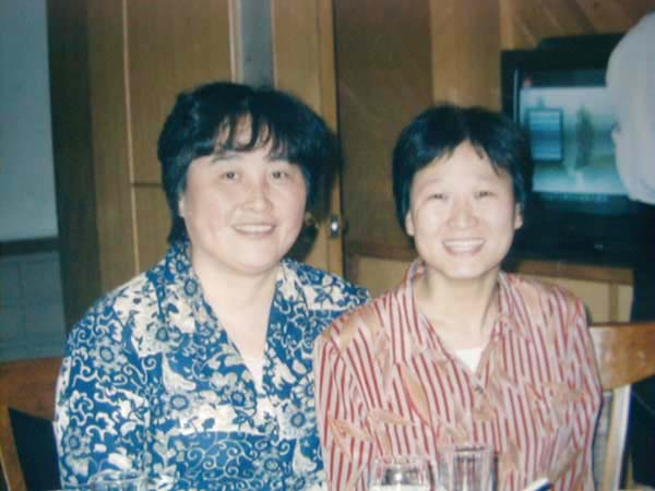 左：李杏仙刚自香港参展回古陶研究所。右：周洁萍以“大皇袍”而一举成名，两者皆为紫砂的当红炸子鸡，当然来个双喜同照！