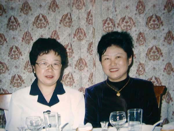 左邊是官夫人秦慕雲工藝師，右邊是大名鼎鼎的韓洪波所長！............ㄛ！不！....是他老婆夏潔萍啦！