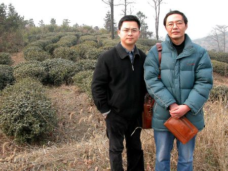左为徐秀棠大师高徒~高级工艺美术师勇跃骏(高级工艺美术师鲍青之夫)，右为古陶研究所所长韩洪波先生。