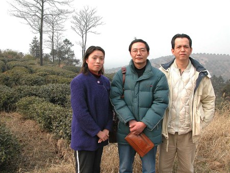 左：為鮑青工藝師，中：為古陶研究所所長韓洪波先生，右：就是古陶研究所創辦人余啟任。