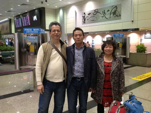 圖由左而右：老麻瓜、許仲老師、凌梅紅老師。  一踏上台灣的土地，得搶先與全球的真壺會員們打個招呼，這才是正格的！  《攝於桃園國際機場》