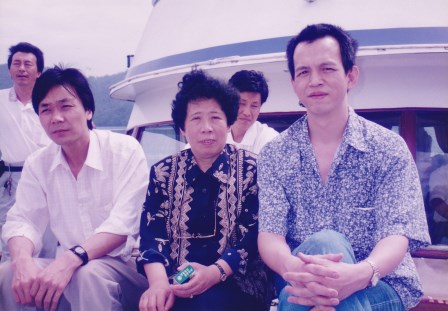 《老麻瓜與中國工藝美術大師們，坐在船頭遊日月潭。》右起為：老麻瓜、陳國良老師、汪寅仙老師、張慶成老師。
