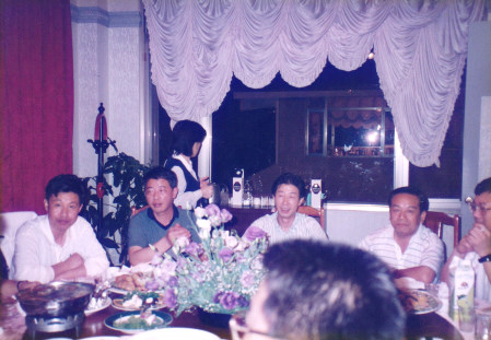 《老麻瓜作东，与众中国工艺美术大师们，在埔里著名的金都餐厅用道地的乡土菜。》  左起为：陈国良老师、吴群祥老师、江建祥老师。