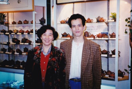左为中国工艺美术大师周桂珍老师...，右边...当然是年轻时的老麻瓜！  《合影于昔日位于台北的老麻瓜之“清流大联盟”紫砂批发重地~“古农陶艺”。》