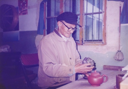 《图为曾是老麻瓜旗下特艺一厂及、古陶研究所的美术顾问群之一的“顾陆舟1920-2008”老师之工作照》
