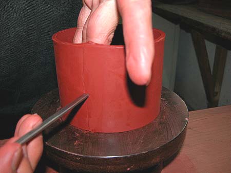 23、整理好身筒的黏合处后，为使日后能知道黏合处的位置，以便该处接合壶把以巩固身筒的强度，故以小工具于接合处压一印子作记号。